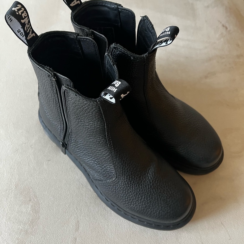 COPY - 2976 WOMEN'S LEATHER ZIPPER CHELSEA BOOTS size 9 like new